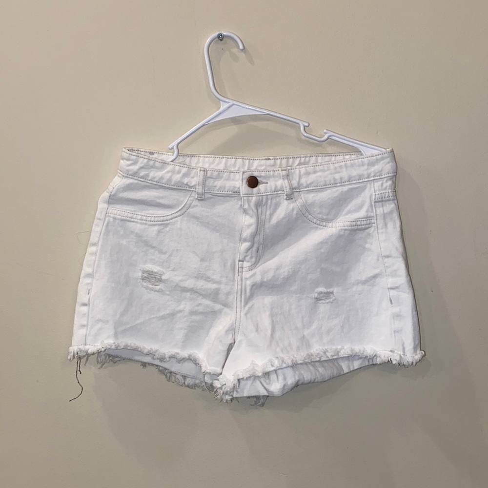 cute white distressed shorts🤍🐓 Size 25